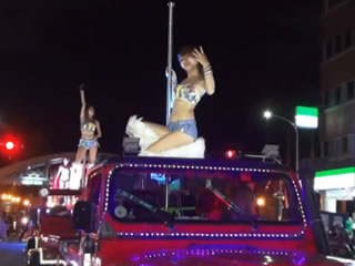 台妹露天車上鋼管舞