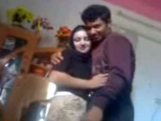 阿拉伯夫婦戀人享受愛撫激情性愛時間